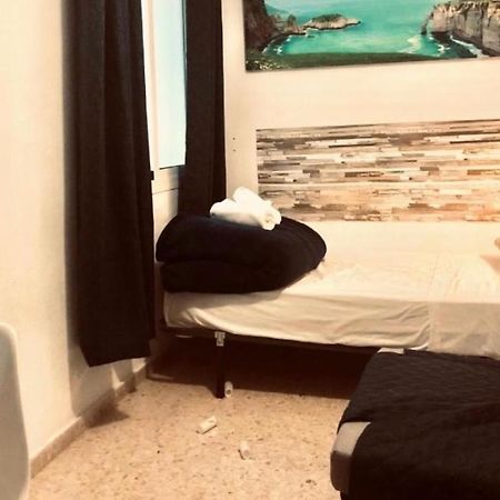 Low Cost Room Малага Екстериор снимка