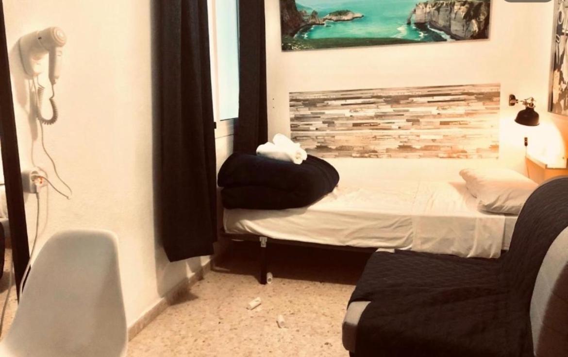 Low Cost Room Малага Екстериор снимка